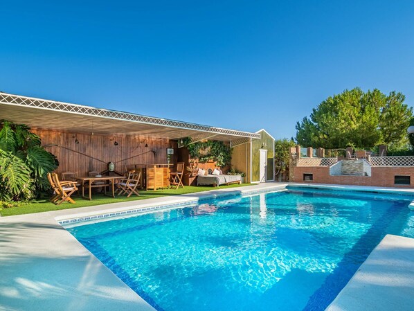L'Eau, Ciel, Plante, Piscine, Bleu Azur, Ombre, Arbre, Bâtiment, Plan D'Eau, Herbe
