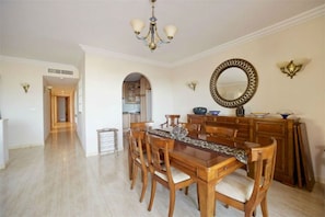 Spacious Dining Room To Seat 6 Guests