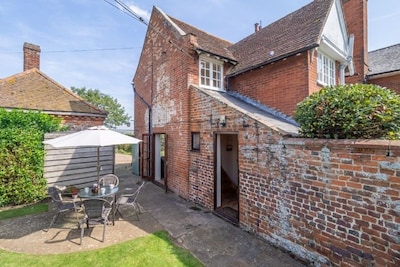 Honeypot Cottage, Falkenham, Nr Felixstowe, Suffolk