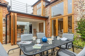 Palgrave Barn, Burnham Market: Dining al fresco in the courtyard