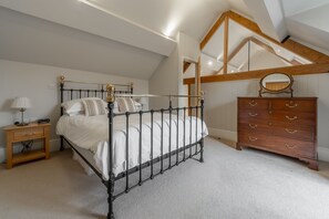 Palgrave Barn, Burnham Market: Master bedroom with king-size bed