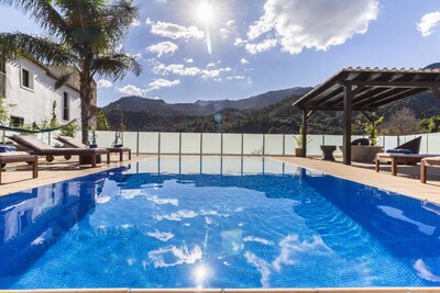 Villa con piscina privada y vistas a la montaña