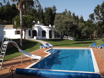 Villa junto a la montaña en jardines paisajísticos y bosques exuberantes con excelentes vistas y piscina