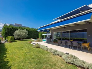 Plante, Ciel, Ombre, Herbe, Design Urbain, Arbre, Bâtiment, Immobilier, Nuage, Paysage