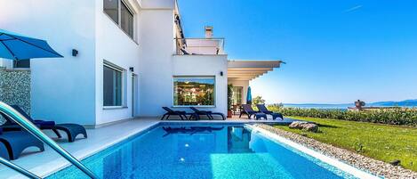 Swimming Pool, Property, Building, Blue, House, Real Estate, Villa, Azure, Estate, Resort