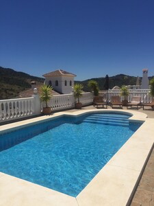 ERSTAUNLICHE, hochwertige Villa mit privatem Pool und fantastischer Umgebung !!