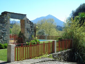 vista piscina e montanha ( Sra da Graça)