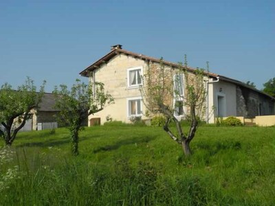 Casa rural de carácter con piscina, cancha de tenis, área de petanca y sala de juegos