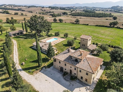 Big estate with private pool, large garden 20km from Todi & 34 from Spoleto.