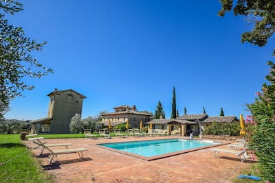 Gran finca con piscina privada, amplio jardín a 20 km de Todi y 34 de Spoleto.