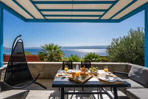 Outdoor, covered dining area in front of the kitchen