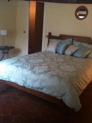 King size bedroom with luxury linen and pillows