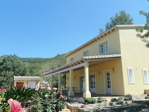 Pflanze, Blume, Himmel, Gebäude, Fenster, Baum, Grundstueck, Hütte, Haus, Blütenblatt