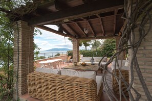 Cenador con vistas al mar y muebles de jardín