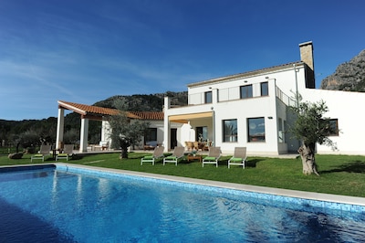 Villa with pool and BBQ. Air conditioner. Table tennis. Wi-Fi. 15 minutes