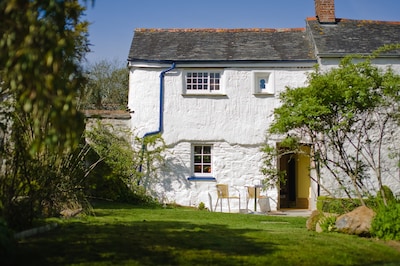 Beautiful Historic Cottage In 3/4 Acre Walled Garden 