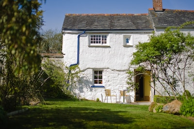 Schönes historisches Landhaus in 3/4 Acre ummauerten Garten, nahe dem Helford Fluss.