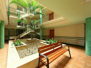 Propriété, Plante, Vert, Bâtiment, Design Intérieur, Bois, Plante D'Appartement, Sol, Sol, Banc