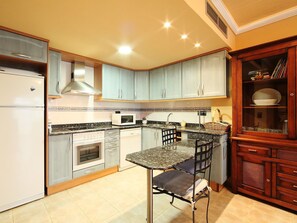 Comptoir, Cabinetry, Meubles, Pièce, Cuisine, Propriété, Design Intérieur, Bâtiment, Sol, Domicile