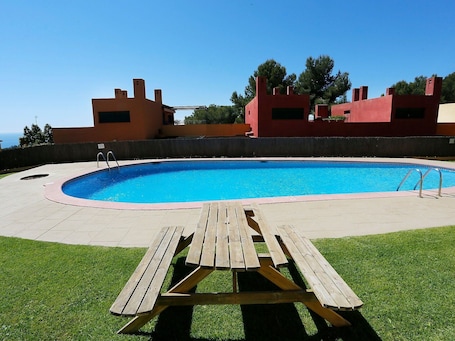 Piscine, Propriété, Herbe, Loisir, L'Eau, Architecture, Immobilier, Maison, Vacances, Mobilier De Jardin