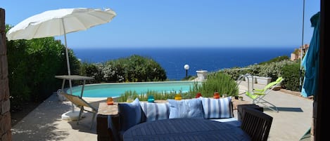 Pranzo in veranda,vista mare e piscina-Dining on the terrasse,sea and pool 