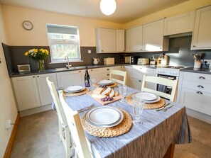 Countertop, Cabinetry, Tabelle, Sinken, Küchengerät, Küche, Haushaltsgerät, Interior Design, Herd, Holz