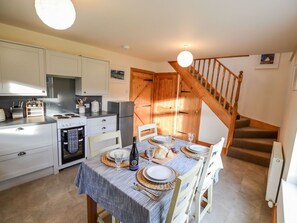 Möbel, Cabinetry, Eigentum, Countertop, Tabelle, Holz, Herd, Küchengerät, Interior Design, Stuhl
