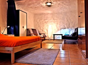 Chambre du bas - salon "cueva"