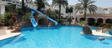 Amazing swimming pool, slides and tunnel/cave. Plus Children's pool for toddlers