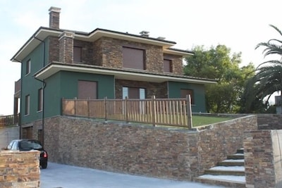 Preciosa casa con piscina a cinco minutos de la playa y la montaña