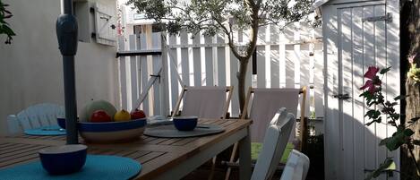 Bienvenue au Grain de sable avec sa terrasse ombragée