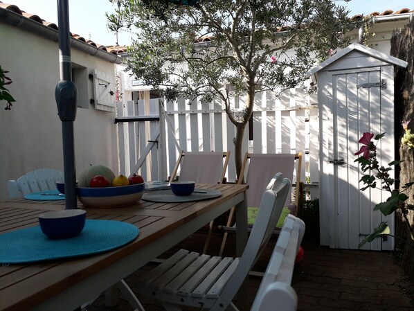 Bienvenue au Grain de sable avec sa terrasse ombragée