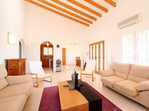 Pièce, Salon, Propriété, Design Intérieur, Meubles, Bâtiment, Maison, Immobilier, Plafond, Table