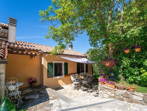Meubles, Ombre, Porte, Pot De Fleur, Chaise, Mobilier De Jardin, Dalle, Jardin, Plante D'Appartement, Arrière-Cour