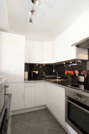 Well equipped kitchen with breakfast bar