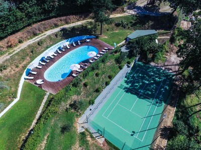 Finca privada con piscina, cancha de tenis y parque con vista abierta al valle.