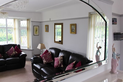 Luxury and private 2 bedroom bungalow with hot tub, prime location in Chester