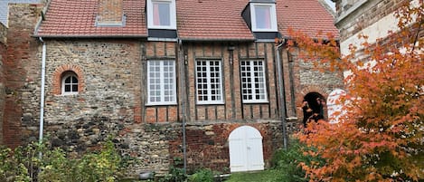 Maison vue du jardin, à l'automne