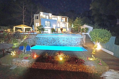 Spectacular 180 DEGREE VIEWS SEA/SUNSET 2 SWIMMING POOLS, JACUZZI, GYM ,TENNIS  