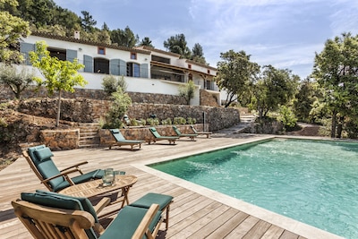 Splendid property of 330m2, panoramic view and its heated swimming pool