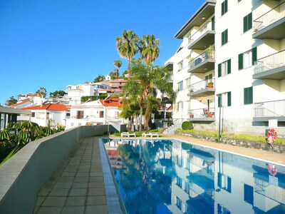 FUNCHAL LIDO AREA - spacious, peaceful, south facing , 18m pool, lovely gardens