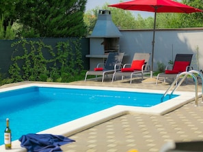 Wasser, Eigentum, Möbel, Pflanze, Schwimmbad, Regenschirm, Stuhl, Schatten, Gartenmöbel, Rechteck