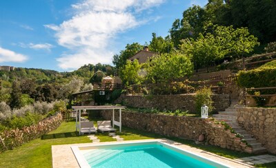 Landhaus im Wald. Schöne Aussicht, Pool und Whirlpool