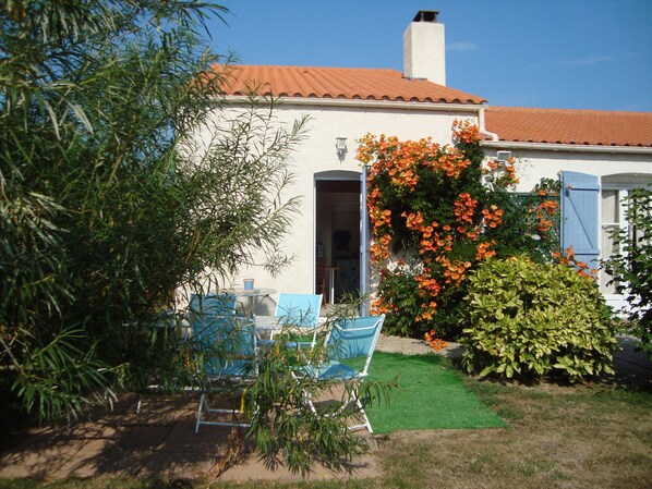 façade petite maison (il y a trois ouvertures)