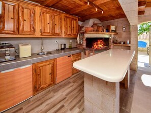 Countertop, Cabinetry, Eigentum, Möbel, Gebäude, Küche, Küchengerät, Holz, Herd, Interior Design