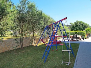 Spielplatz, Spielmittel, Öffentlicher Raum, Schwingen, Menschliche Siedlung, Stadt, Spielplatz Rutsche, Erholung, Baum, Freizeit