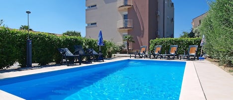 Water, Plant, Sky, Property, Daytime, Swimming Pool, Building, Blue, Azure, Shade