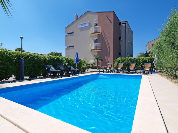 Wasser, Pflanze, Himmel, Eigentum, Daytime, Schwimmbad, Gebäude, Blau, Azurblau, Schatten