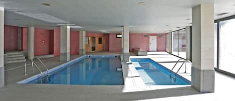 Edificio, Piscina, Casa, Agua, Ventana, Piso, Mesa, Silla, Suelo, Sombra