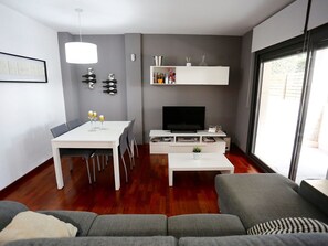 Room, Furniture, Living Room, Interior Design, Property, Building, Table, House, Floor, Wall